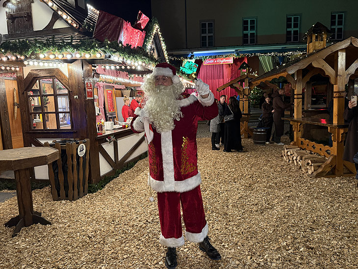 der Weihnachtsmann ist täglich zu Gast in Santa's Haus beim neuen Santa's Isarzauber im Innenhof der Praterinsel Müchen (©Foto: Martin Schmitz) 